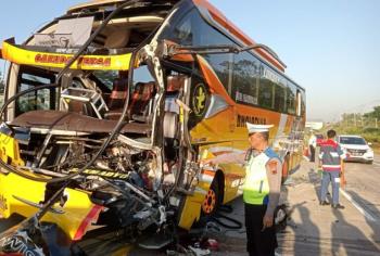 Laka Beruntun di ToL KM 345 Batang